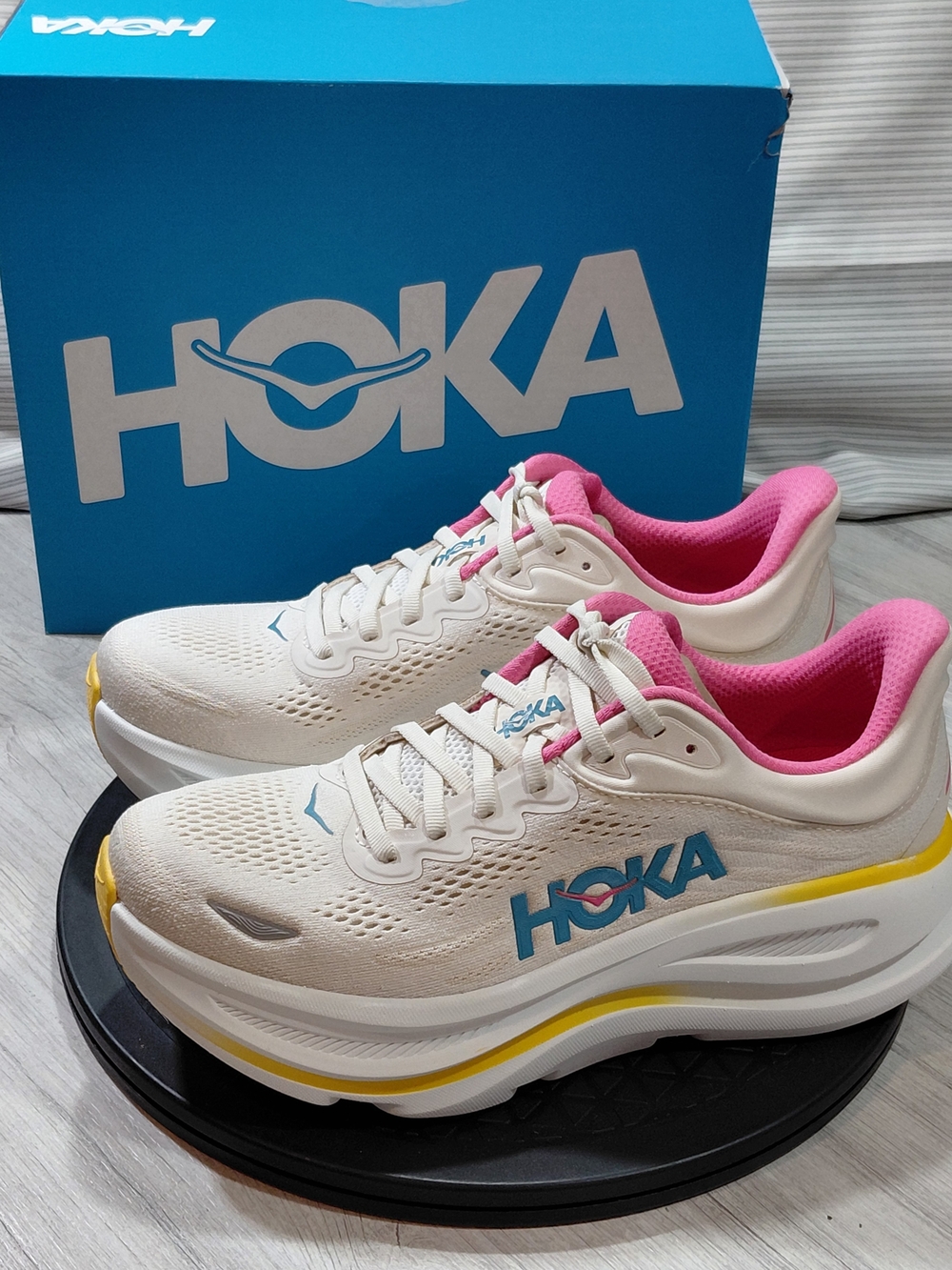 NEW HOKA Women's Bondi 9 Premium  Running Shoes Alabaster/Birch SIZE 9